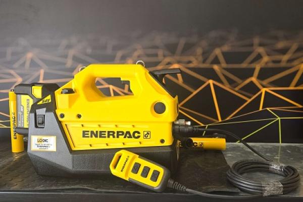 POMPA ENERPAC A BATTERIA CON PULSANTIERA -700 BAR 